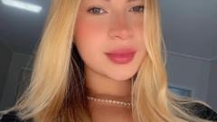 Loura Gravidinha Online